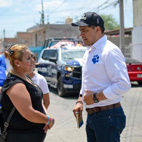 Leo Montañez en la colonia Miravalle 