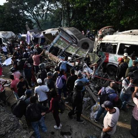 Suman 20 fallecidos tras atentado con explosivos en Colombia