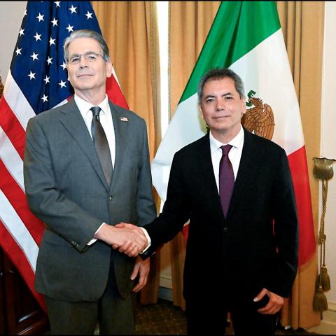 Secretarios Édgar Amador y Scott Bessent