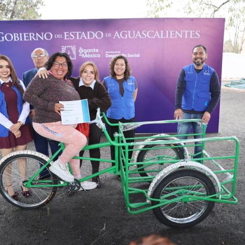 Entregan apoyo para fortalecimiento de negocios familiares en Aguascalientes