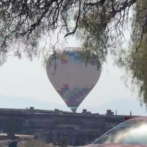 Globo aerostático aterriza de emergencia en Teotihuacán; no reportan lesionados