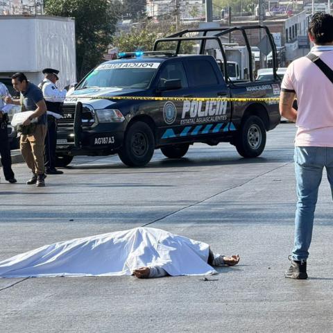 Intentaba cruzar a la altura de las Cumbres pero fue embestido por el motociclista que resultó lesionado tras la caída 