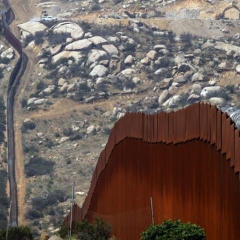 Obras del muro fronterizo de EE. UU. dañan cerro sagrado para pueblo originario