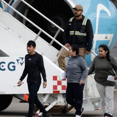 Venezuela recibe a 328 repatriados desde EE. UU. 