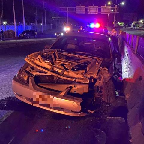 El conductor de un Mustang intentó escapar de policías municipales y fue detenido tras impactarse contra el muro de contención