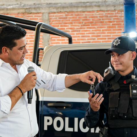 Entrega Leo Montañez patrullas para las colonias Altavista, Miravalle, Primavera y la Fe