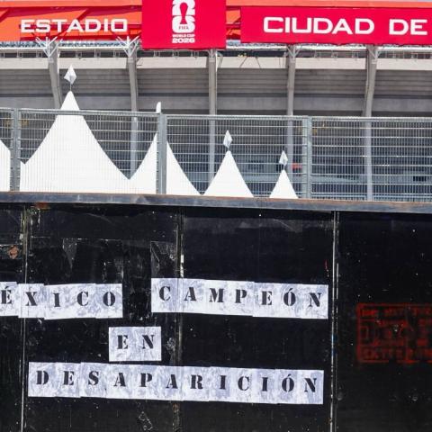 Familias buscadoras pegan fichas de desaparecidos en el Estadio Banorte a días del Mundial 2026