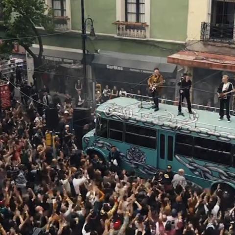 U2 graba video musical junto a fans en el centro histórico de la CDMX