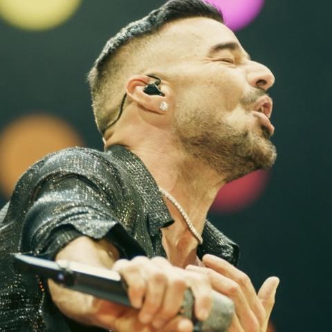 Ricky Martin detiene concierto en Montenegro tras ataque con gas lacrimógeno
