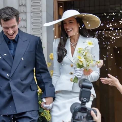 casan en Londres en ceremonia íntima 