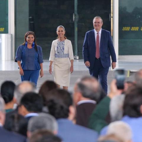 Claudia Sheinbaum con funcionarios 