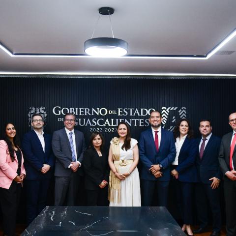 Tere Jiménez con directivos de AUMOVIO