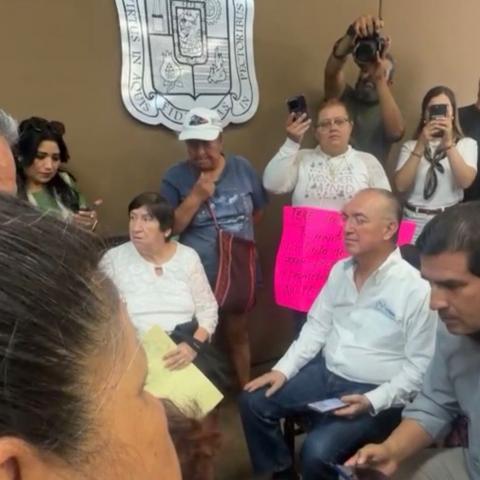 Vecinos del oriente toman Palacio Municipal exigiendo descuentos en sus recibos 