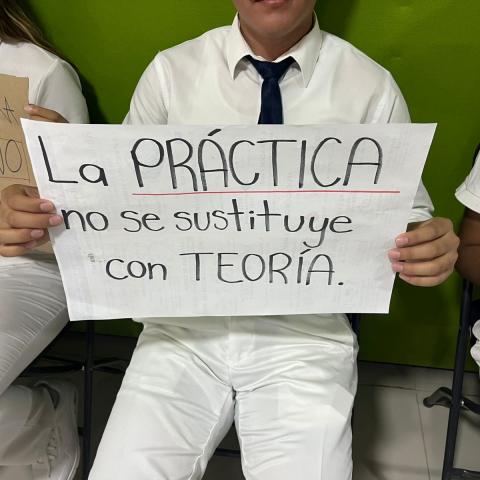 Estudiantes de medicina de la Universidad Tecnológica de Calvillo se manifiestan; exigen equipo y laboratorios para prácticas