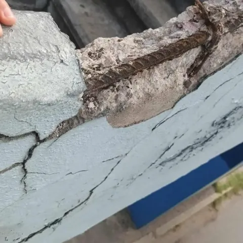 Puente peatonal en riesgo de colapso en Avenida Aguascalientes 