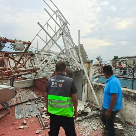 Cae antena de radiocomunicaciones en colonia Guadalupe Tepeyac, alcaldía Gustavo A. Madero: daños en dos inmuebles