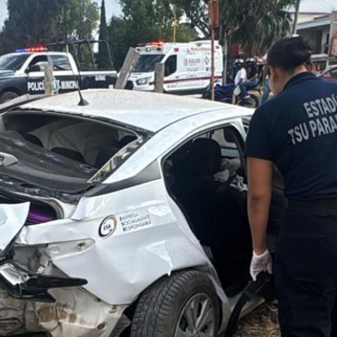 El conductor de un automóvil fue impactado por una locomotora al cruzar las vías del ferrocarril; sufrió lesiones y fue trasladado al HGZ 3 del IMSS