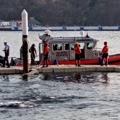 Hallan 13 paquetes y un bulto de cocaína flotando en el Pacífico