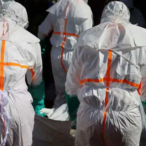 Italia activa protocolos sanitarios ante posible caso de ébola; Brasil investiga dos casos