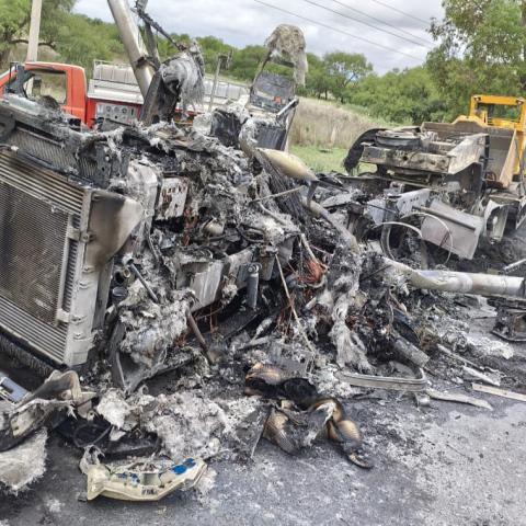Bomberos del Estado lograron controlar el incendio que consumió por completo la cabina de la pesada unidad en el municipio de Cosío