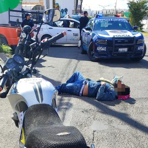 El conductor de una pickup no habría respetado el paso de una vialidad principal y fue detenido tras el accidente