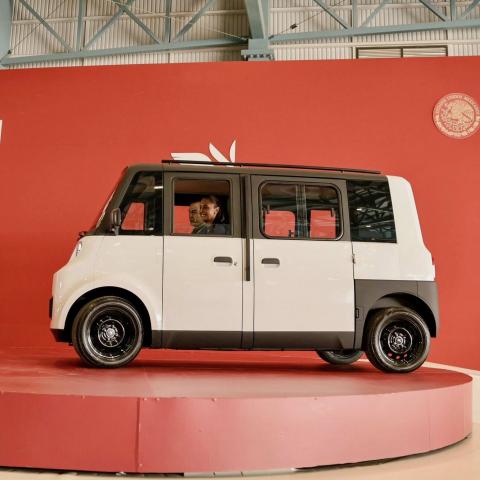 Sheinbaum presenta el primer prototipo del auto Olina