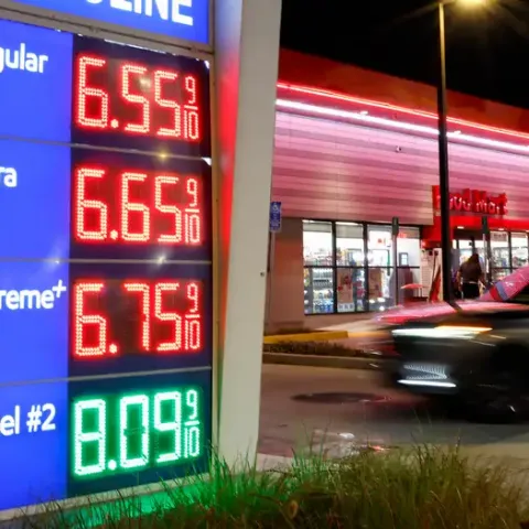 Trump pide a minoristas bajar el precio de la gasolina, tras iniciar guerra en Irán