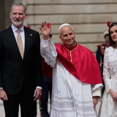 Reyes de España reciben al Papa León XIV