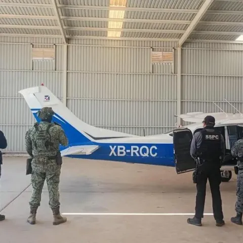 Aseguran avioneta con cocaína, armas y vehículos en Baja California en operativo conjunto federal