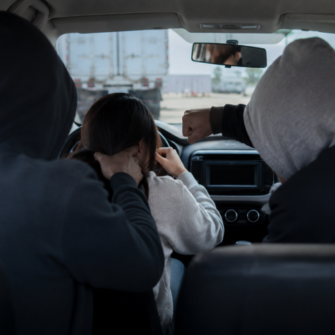 Dos hombres solicitaron un servicio por plataforma, golpearon a la conductora y escaparon con el automóvil que apenas llevaba una semana trabajando