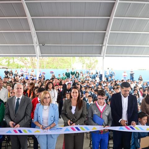 Tere Jiménez entrega certificaciones de inglés a docentes y estudiantes