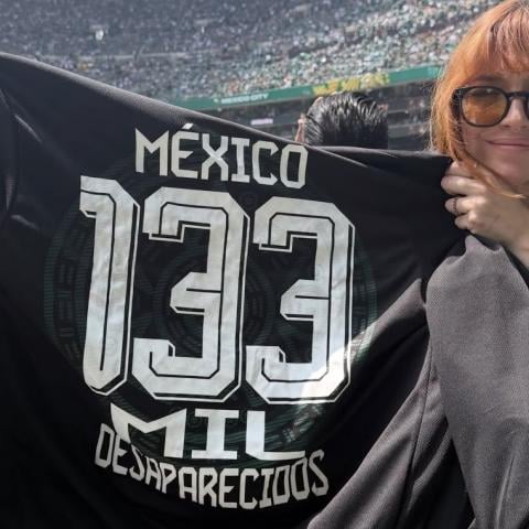 Regina Blandón protesta por los desaparecidos durante el partido entre México y Sudáfrica