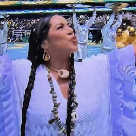 Lila Downs portó un collar de artesana pabellonense en la inauguración del Mundial 2026