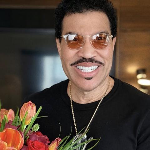 Preocupa estado de salud de Lionel Richie tras sufrir mareo en concierto 