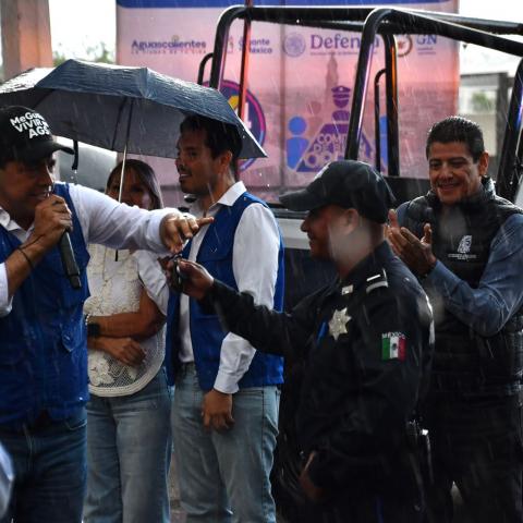 Leo Montañez entrega nueva patrulla en Municipio Libre