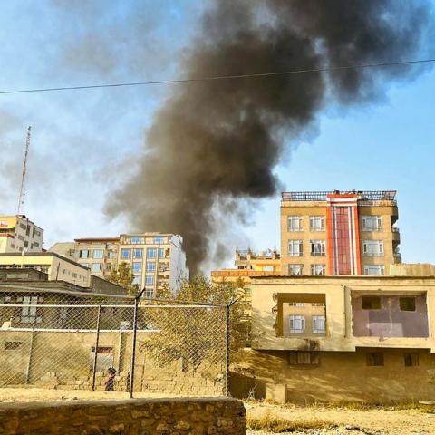 Edificios de Afganistán con columnas de humo derivado de los ataques con bombas por parte de Pakistán