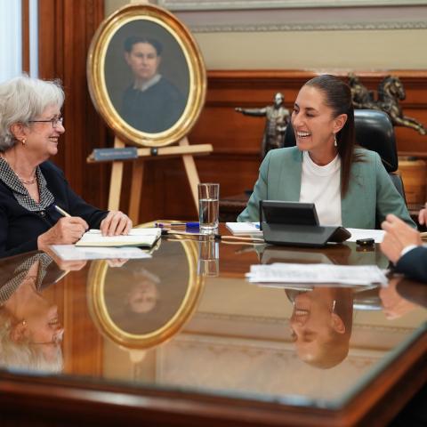 Sheinbaum en conversación telefónica