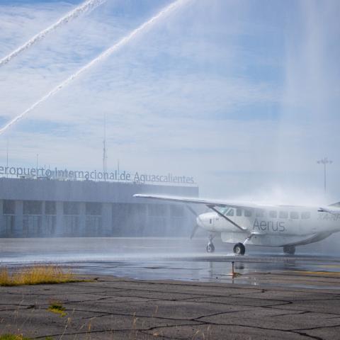 Aterriza Aerus en Aguascalientes para abrir ruta a Monterrey; contará con 6 vuelos semanales