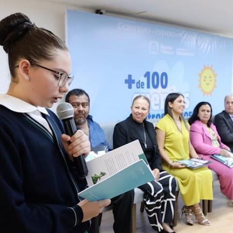 Niñas y niños de cuarto de primaria publican libro con más de 100 historias