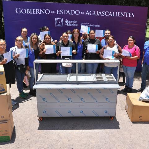Entregan apoyos para impulsar el emprendimiento de familias de Aguascalientes