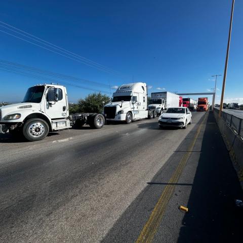 Transportistas de Aguascalientes se manifiestan en la puerta de acceso sur; exigen seguridad en carreteras