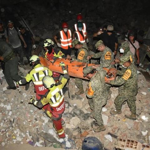 (VIDEO) Ejército mexicano rescata con vida a menor que quedó bajo los escombros en Venezuela