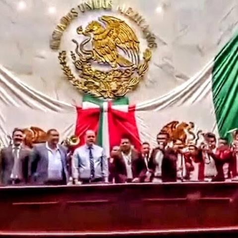 Presidente del Congreso de Michoacán se disculpa por cantar "narcocorrido" en el pleno 