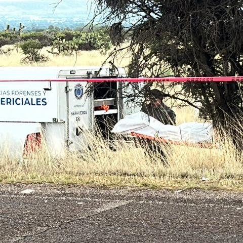 Investigan si fue impactado por un auto o perdió el control y se salió de la carretera