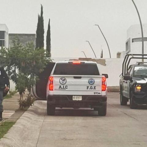 Autoridades ingresaron a una vivienda durante la madrugada para cumplir una orden judicial relacionada con presunta venta de narcóticos