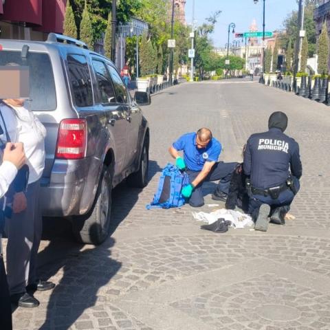 Intentaba cruzar entre vehículos cuando fue impactada por una camioneta sobre la calle Moctezuma