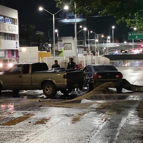 La camioneta giró sobre el paso a desnivel, impactó estructuras de la vialidad y terminó involucrando a otro vehículo