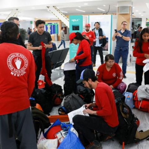 Topos de México arriban a Venezuela para ayudar con los rescates