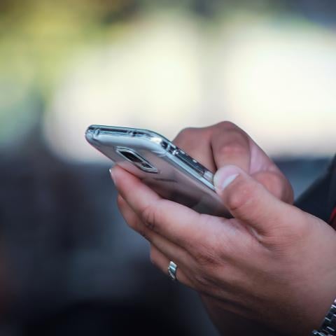 Como ‘ocurrencia’ califican abogados registro de líneas con CURP; sugieren ampararse