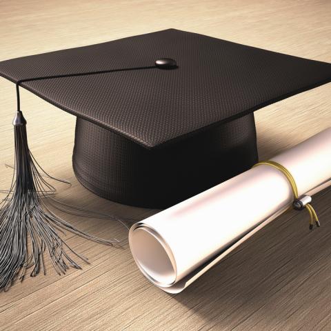 Se graduó hace cinco años y aún no le entregan su título; denuncian a otra universidad privada por retrasos